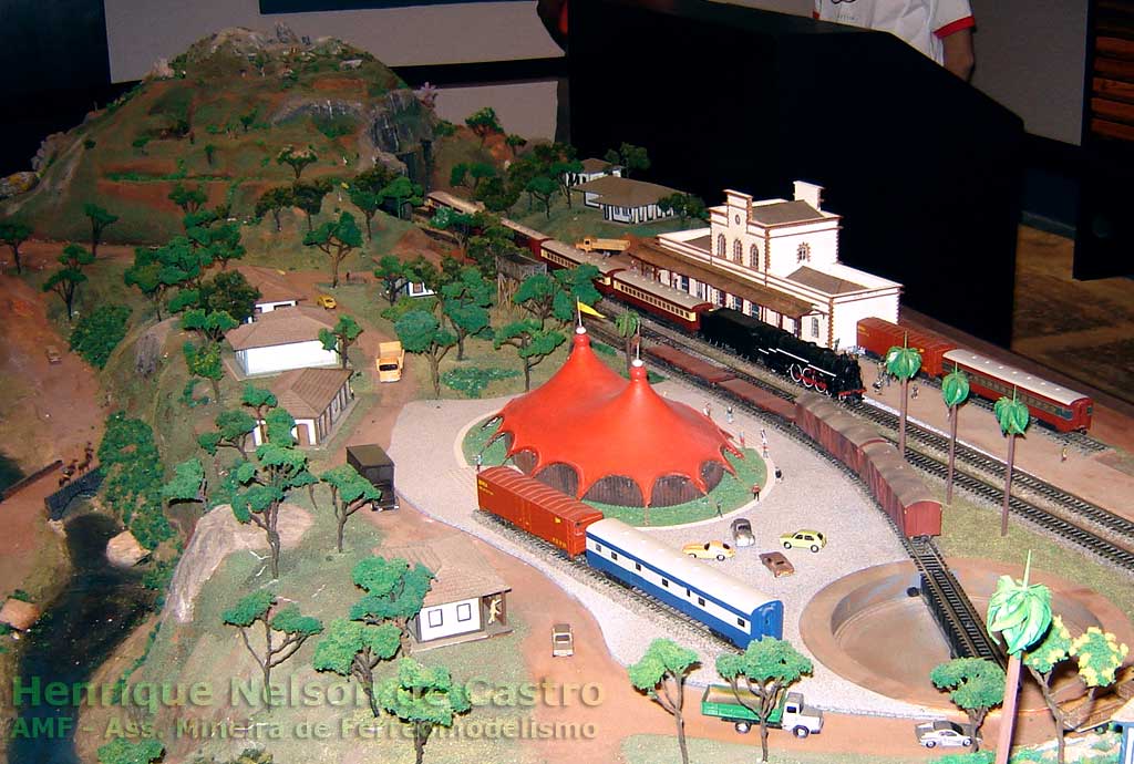 A estação ferroviária de Ouro Preto e o girador de locomotivas na maquete do Trem da Vale  com a caixa d'água junto aos trilhos da área de manobra
