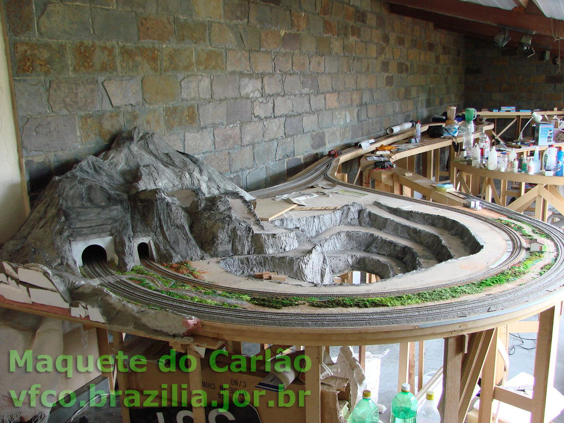 Conjunto do morro e do buraco da mineração, visto de fora da maquete. Observe os "degraus" acima do túnel duplo da ferrovia