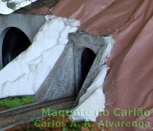 Figura 8 - Tubo de cartolina em “meia cana” para esconder o interior do morro na maquete