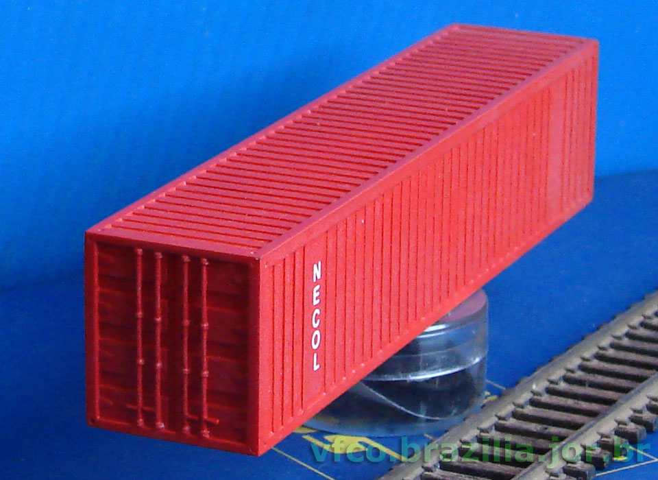 Ferreomodelo de container após acabamento e pintura