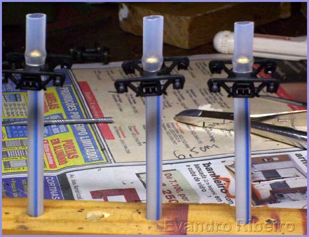 Fixação dos truques do ferreomodelo em suportes para facilitar o trabalho de pintura e envelhecimento
