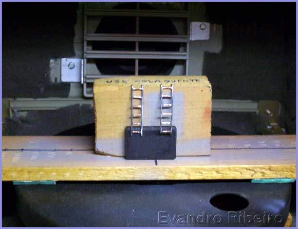 As escadas em miniatura foram fixadas a um ímã para serem pintadas com aerógrafo