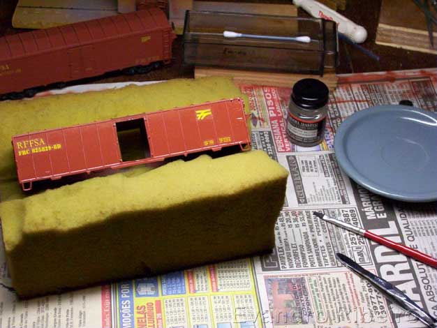 Aplicação de decais (decalques) sobre o ferreomodelo pintado