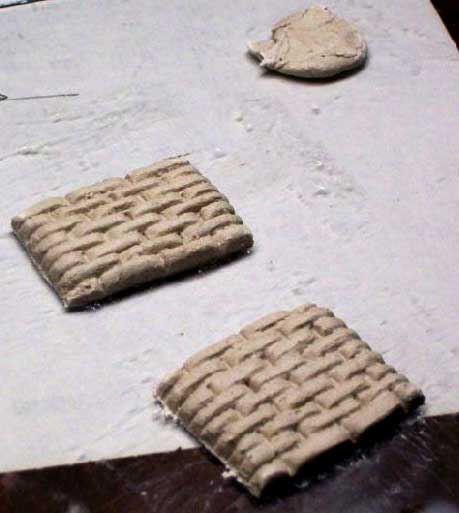 Aspecto da carga modelada em cerâmica fria, para decorar o interior do ferreomodelo de vagão Frateschi
