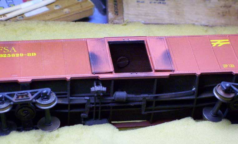 Pintura e envelhecimento das portas do ferreomodelo de vagão Frateschi