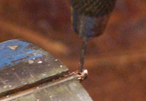 Uso da morsa e furadeira para os detalhes da mangueira de ar do ferreomodelo de vagão Frateschi