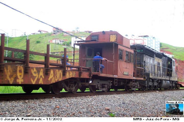 Vagão caboose CNQ em uso pela MRS Logística