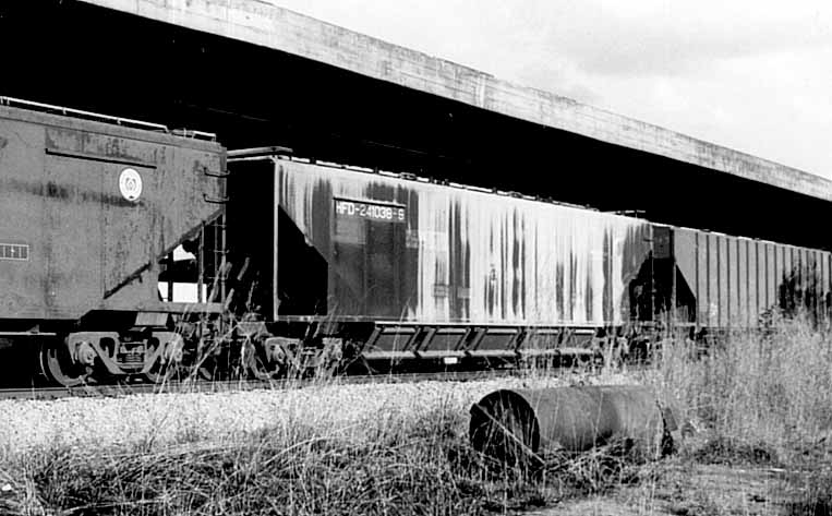 Exemplo de sujeira e envelhecimento em vagões, na estação ferroviária de Brasília