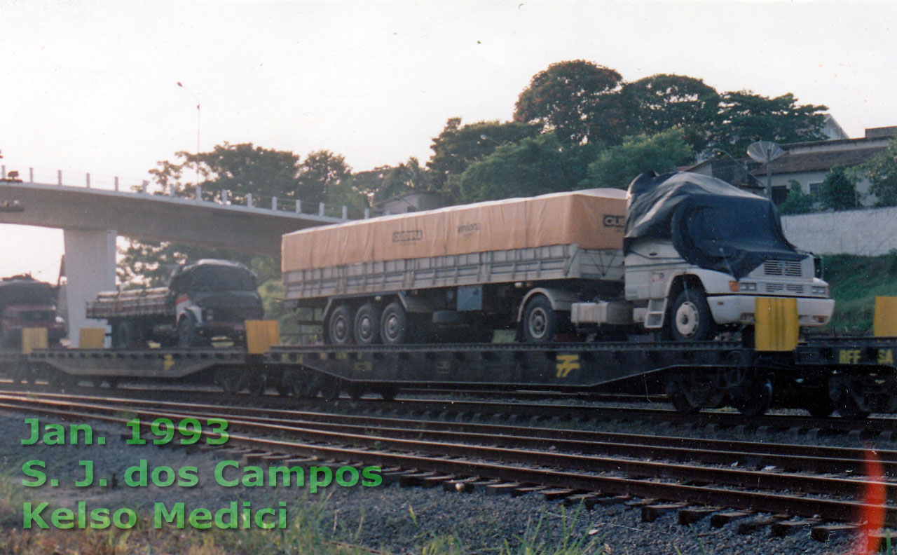 Passagem do Rodotrem Rio-SP, da RFFSA, por São José dos Campos em Janeiro de 1993