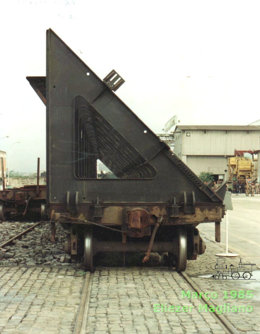 Perfil do gabarito para transporte de chapas de aço, visto da cabeceira do vagão