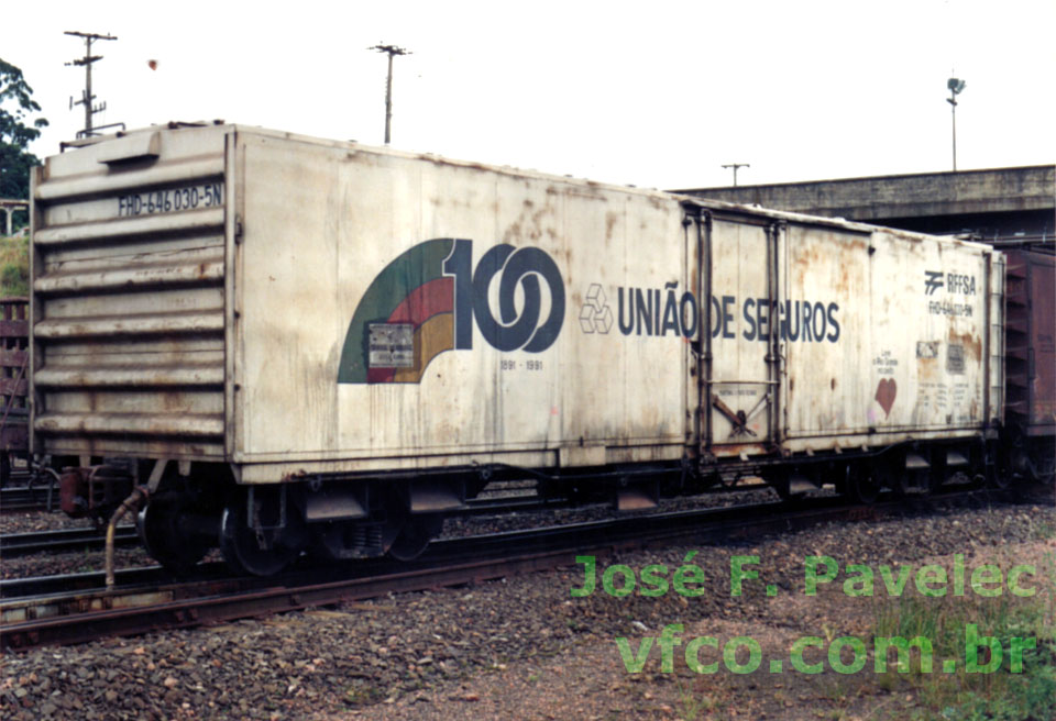 Vagão FHD-646030-5N da RFFSA - Rede Ferroviária Federal, em uma das pinturas comemorativas do centenário da companhia União de Seguros