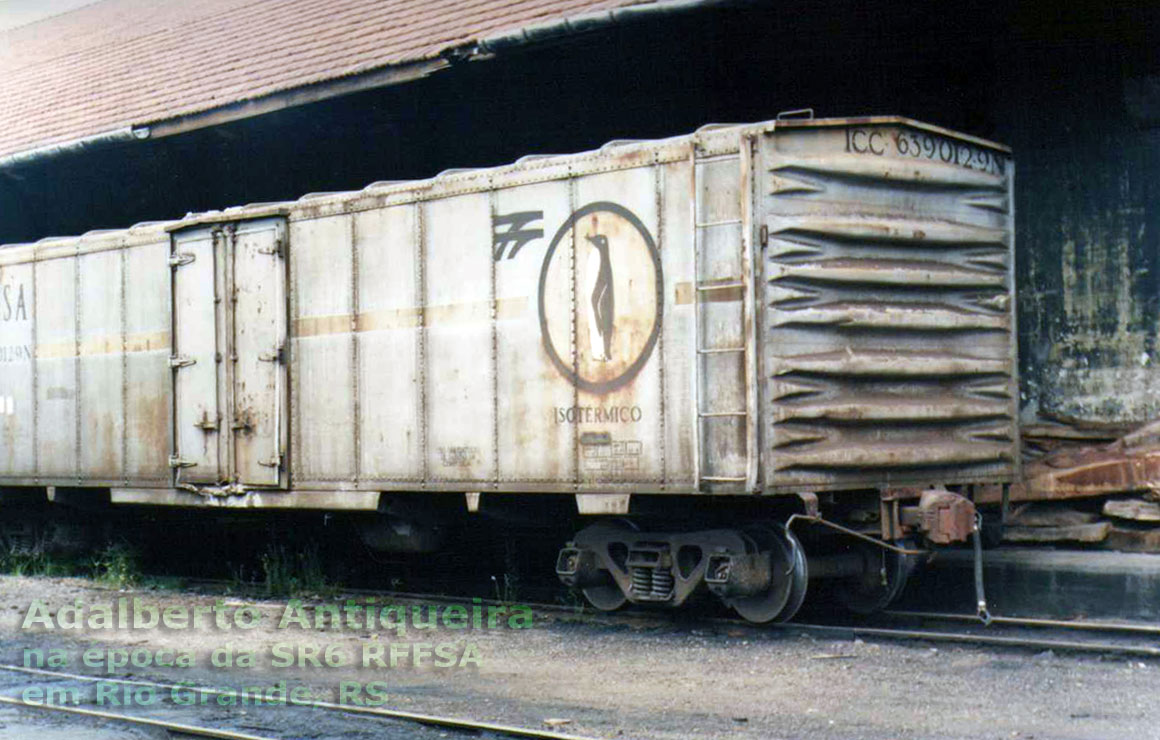 Vagão isotérmico ICC-639012-9N RFFSA com pintura desbotada